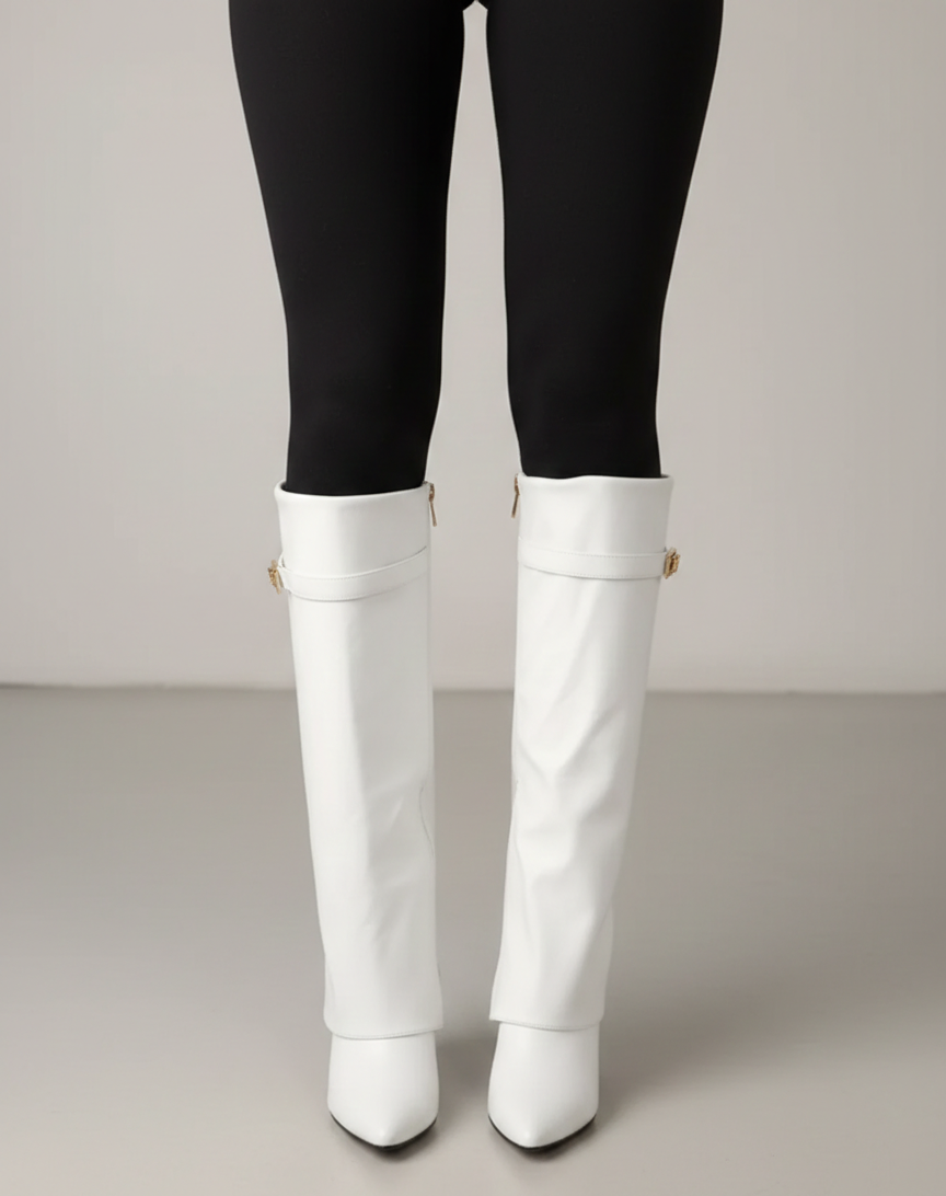 Botas Altas Stella Lux – Punta Fina con Detalle Metálico y Tacón 10 cm