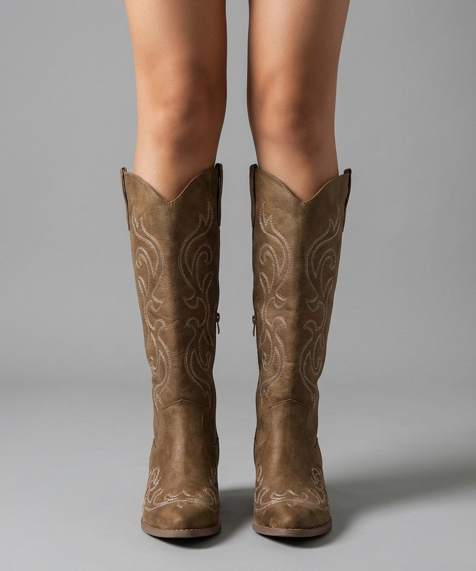 Botas Vaqueras Retro Bordadas – Tacón Alto y Puntera Fina